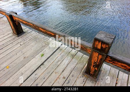 Holzböden und Geländer im Park, Nahaufnahme des Fotos Stockfoto