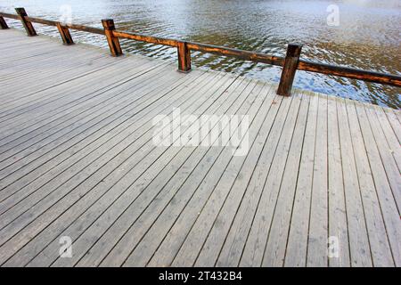 Holzböden und Geländer im Park, Nahaufnahme des Fotos Stockfoto