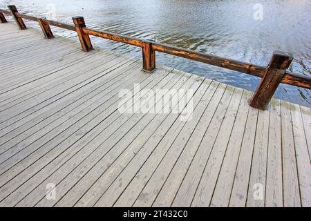 Holzböden und Geländer im Park, Nahaufnahme des Fotos Stockfoto