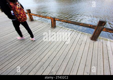 Holzböden und weibliche Touristen im Park, Nahaufnahme von Fotos Stockfoto