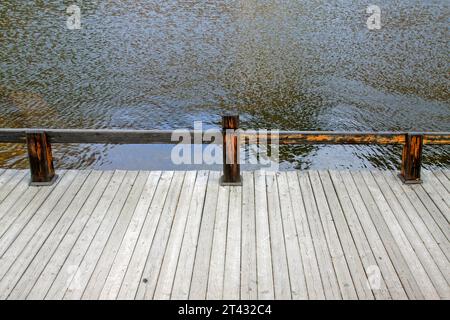 Holzböden und Geländer im Park, Nahaufnahme des Fotos Stockfoto