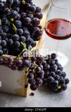 Ein Glas Rotwein mit schwarzen Trauben aus Saperavi Stockfoto