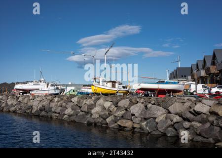 Reykjavik, Island - 25. September 2023: Segelboote und Motorboote legen im Hafen von Karsnes in Kopavogur an. Stockfoto