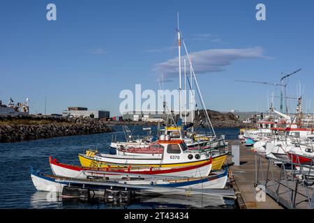 Reykjavik, Island - 25. September 2023: Bunte Fischerboote und Segelboote im Hafen von Karsnes, Kopavogur. Stockfoto