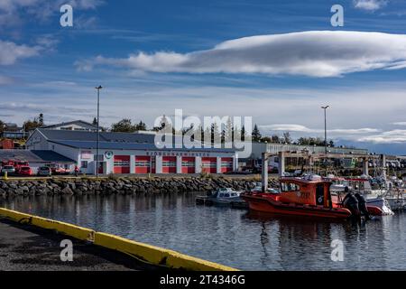 Reykjavik, Island - 25. September 2023: Bunte Fischerboote und Segelboote im Hafen von Karsnes, Kopavogur. Stockfoto