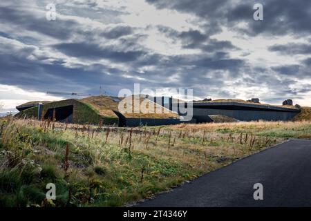 Reykjavik, Island - 25. September 2023: Sky Lagoon Swimmingpool Gebäude mit Moos auf dem Dach. Stockfoto