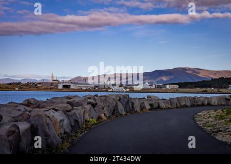 Reykjavik, Island - 25. September 2023: Landschaft mit Esja-Berg, Reykjavik-Inlandsflughafen, Hallgrimskirkja-Kirche und Perlan-Gebäude. Stockfoto