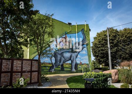 Trzebiatow, Polen - 18. September 2023: Grünes Wandbild mit Elefanten an der Mauer im historischen Stadtzentrum. Stockfoto