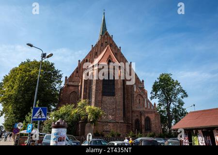 Trzebiatow, Polen - 18. September 2023: Gotische Mariacki-Kirche im historischen Stadtzentrum. Stockfoto