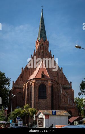 Trzebiatow, Polen - 18. September 2023: Gotische Mariacki-Kirche im historischen Stadtzentrum. Stockfoto