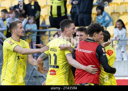 Wellington, Neuseeland. Oktober 2023. Bozhidar Kraev von Wellington Phoenix feiert sein Tor in der zweiten Halbzeit mit Teamkollegen und Fans. Wellington Phoenix gegen Perth Glory. A-League Herren. Sky Stadium. Wellington. Neuseeland (Joe Serci/SPP) Credit: SPP Sport Press Photo. /Alamy Live News Stockfoto