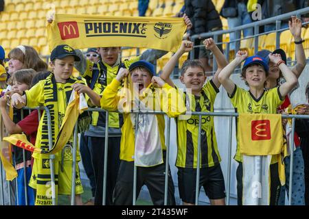 Wellington, Neuseeland. Oktober 2023. Die jungen Phoenix-Fans feiern den Sieg ihres Teams 2-1 gegen Perth Glory. Wellington Phoenix gegen Perth Glory. A-League Herren. Sky Stadium. Wellington. Neuseeland (Joe Serci/SPP) Credit: SPP Sport Press Photo. /Alamy Live News Stockfoto