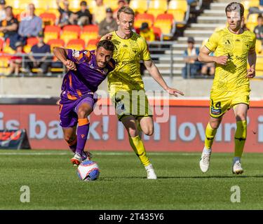 Wellington, Neuseeland. Oktober 2023. Perth Glory Mittelfeldspieler Jarrod Carluccio zeigt Agilität und Entschlossenheit, um auf den losen Ball zu kommen. Wellington Phoenix gegen Perth Glory. A-League Herren. Sky Stadium. Wellington. Neuseeland (Joe Serci/SPP) Credit: SPP Sport Press Photo. /Alamy Live News Stockfoto