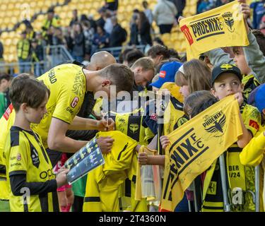 Wellington, Neuseeland. Oktober 2023. Luka Kelly-Heald signiert Autogramme für lokale Fans. Wellington Phoenix gegen Perth Glory. A-League Herren. Sky Stadium. Wellington. Neuseeland (Joe Serci/SPP) Credit: SPP Sport Press Photo. /Alamy Live News Stockfoto