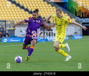 Wellington, Neuseeland. Oktober 2023. Der Mittelfeldspieler Nicholas Pennington holt Giordano Colli. Wellington Phoenix gegen Perth Glory. A-League Herren. Sky Stadium. Wellington. Neuseeland (Joe Serci/SPP) Credit: SPP Sport Press Photo. /Alamy Live News Stockfoto