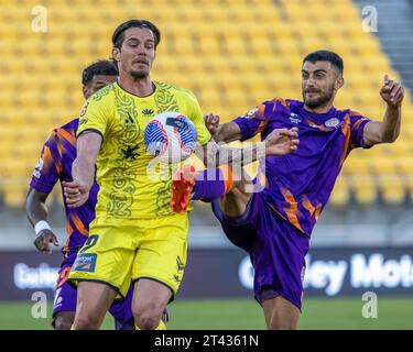 Wellington, Neuseeland. Oktober 2023. Wellington Phoenix Stürmer Oskar Zawada versucht, einem hohen Stiefel zu entgehen. Wellington Phoenix gegen Perth Glory. A-League Herren. Sky Stadium. Wellington. Neuseeland (Joe Serci/SPP) Credit: SPP Sport Press Photo. /Alamy Live News Stockfoto