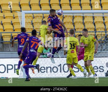 Wellington, Neuseeland. Oktober 2023. Mark Beevers, Kapitän von Perth Glory, geht aus einer Ecke, um das einzige Tor seines Teams zu erzielen. Wellington Phoenix gegen Perth Glory. A-League Herren. Sky Stadium. Wellington. Neuseeland (Joe Serci/SPP) Credit: SPP Sport Press Photo. /Alamy Live News Stockfoto