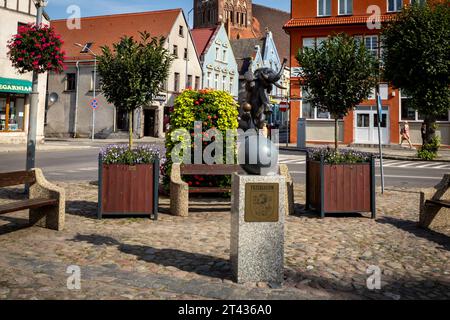 Trzebiatow, Polen - 18. September 2023: Elefantenskulptur auf dem historischen Marktplatz im Stadtzentrum. Stockfoto