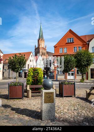 Trzebiatow, Polen - 18. September 2023: Elefantenskulptur auf dem historischen Marktplatz im Stadtzentrum. Stockfoto