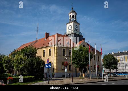 Trzebiatow, Polen - 18. September 2023: Stadthalle am historischen Marktplatz im Stadtzentrum. Stockfoto