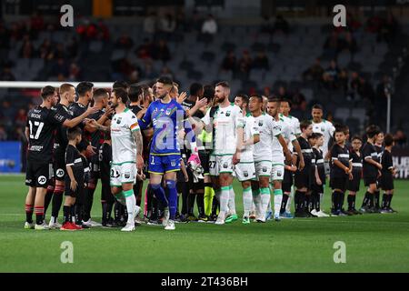 Oktober 2023; CommBank Stadium, Sydney, NSW, Australien: A-League Football, WESTERN Sydney Wanderers gegen Western United: Spieler schütteln sich die Hände vor dem Start Stockfoto