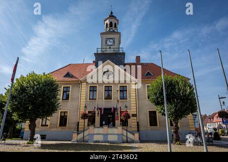 Trzebiatow, Polen - 18. September 2023: Stadthalle am historischen Marktplatz im Stadtzentrum. Stockfoto