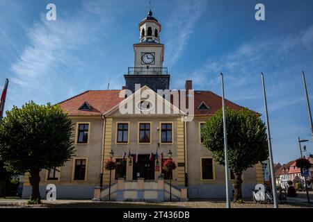 Trzebiatow, Polen - 18. September 2023: Stadthalle am historischen Marktplatz im Stadtzentrum. Stockfoto