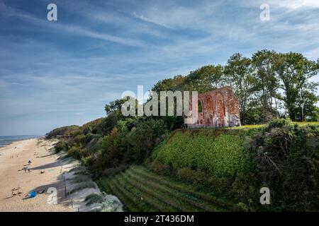 Trzesacz, Polen - 19. September 2023: Ruinen einer mittelalterlichen Kirche an der Ostseeküste stürzten zusammen, als See das Land wegnahm. Stockfoto