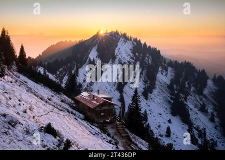 Bergwelt, Blick auf das Staufner Haus am Hochgrat bei Sonnenuntergang im Herbst. Allgäu, Oberstaufen, Bayern, Deutschland. Bild aus öffentlichem Boden Stockfoto