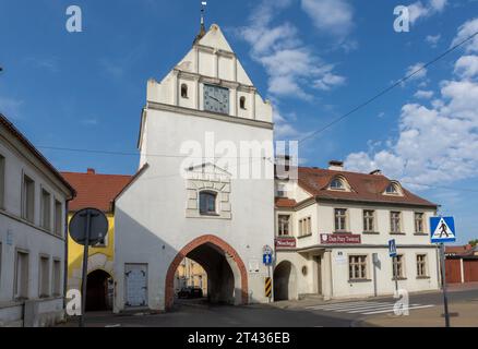 Gryfice, Polen - 18. September 2023: Mittelalterliches Brama Kamienna, das Steinerne Tor in der historischen Altstadt. Stockfoto