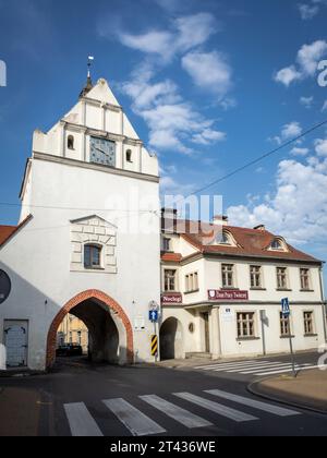 Gryfice, Polen - 18. September 2023: Mittelalterliches Brama Kamienna, das Steinerne Tor in der historischen Altstadt. Stockfoto