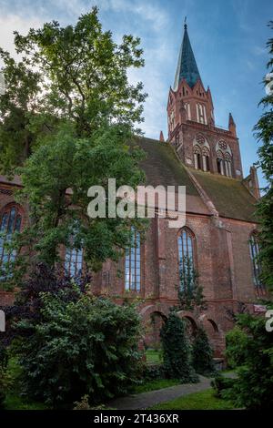 Trzebiatow, Polen - 18. September 2023: Gotische Mariacki-Kirche im historischen Stadtzentrum. Stockfoto