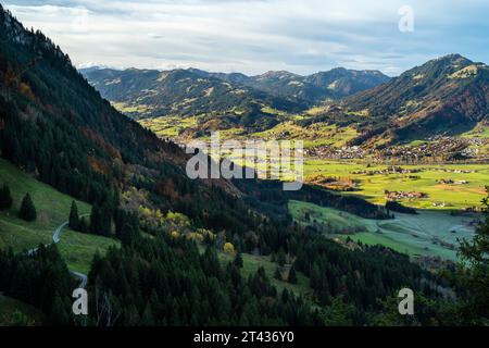 Landschaft im Allgäu im Herbst. Blick auf Blaichach, Ortwangen, Ortwangensee und Teile von Sonthofen und die umliegenden Berge. Bayern, Deutschland Stockfoto