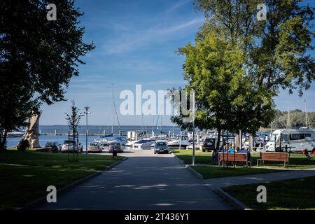 Kamien Pomorski, Polen – 14. September 2023: Boote im Hafen in der Lagune von Kamien (Zalew Kamienski). Stockfoto