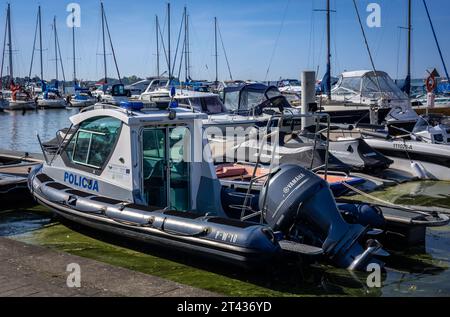 Kamien Pomorski, Polen – 14. September 2023: Polizeimotorboot im Hafen der Lagune von Kamien (Zalew Kamienski). Stockfoto