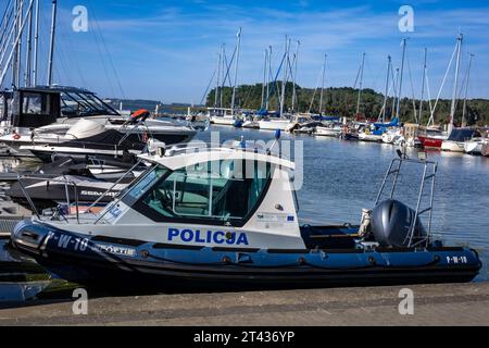 Kamien Pomorski, Polen – 14. September 2023: Polizeimotorboot im Hafen der Lagune von Kamien (Zalew Kamienski). Stockfoto
