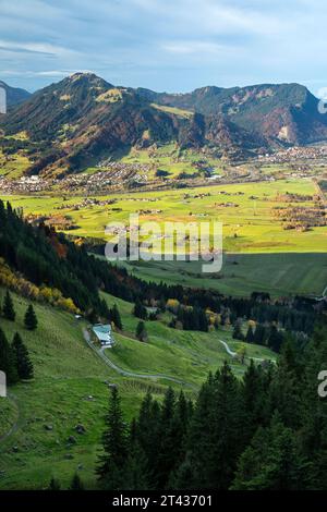 Landschaft im Allgäu im Herbst. Blick auf Blaichach, Ortwangen, Ortwangensee und Teile von Sonthofen und die umliegenden Berge. Bayern, Deutschland Stockfoto