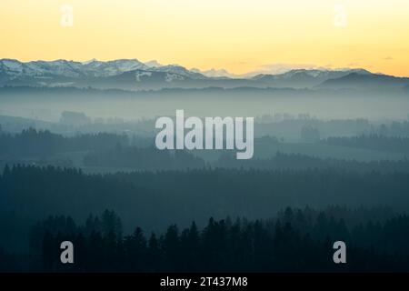 Landschaft im Allgäu im Herbst mit Wolken bei Sonnenuntergang. Berge im Hintergrund. Allgäu, Deutschland. Stockfoto