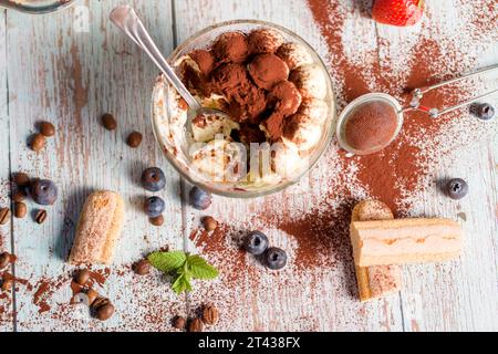 Tiramisu Dessert. Köstliches italienisches Dessert auf einem Glas mit einem Zweig Pfefferminze. Draufsicht Stockfoto