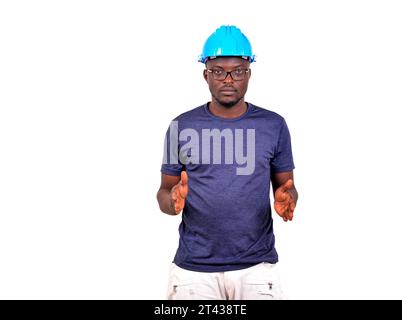 Porträt eines jungen Ingenieurs, der etwas leeres in den Händen hält, während er in die Kamera schaut. Stockfoto