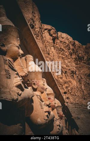 Statuen der Königin Hatschepsut auf dem Vorhof ihres Totentempels Stockfoto