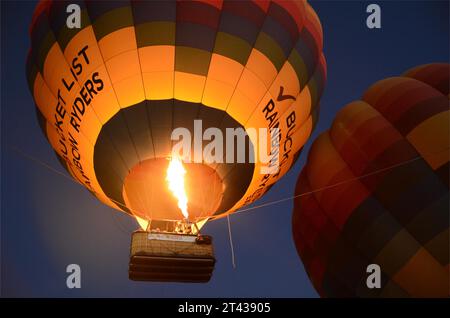 Scottsdale, USA. Oktober 2023. Während des Arizona Spooktacular Hot Air Balloon Festivals in Scottsdale, Arizona, USA, startet ein Heißluftballon am 27. Oktober 2023. Das dreitägige Heißluftballon-Festival begann hier am Freitag. Quelle: Sui Xuguang/Xinhua/Alamy Live News Stockfoto