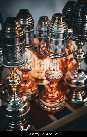 Eine Vielzahl polierter ägyptischer Hookahs sind ausgestellt Stockfoto