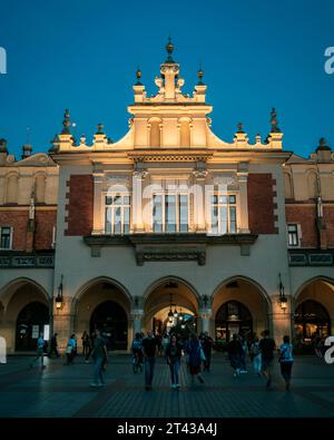 Die Tuchhalle (Sukiennice) in der Nacht, Kraków, Polen Stockfoto