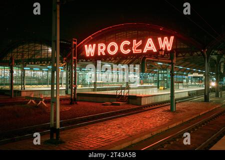 Bahnhof Wrocław Główny bei Nacht in Wrocław, Polen Stockfoto