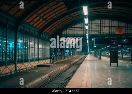 Bahnhof Wrocław Główny bei Nacht in Wrocław, Polen Stockfoto