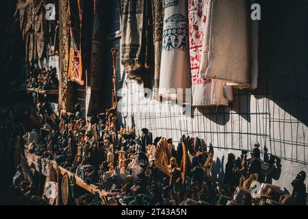 Eine nubische Marktstraße gesäumt von verschiedenen Ständen, die Textilien, Gewürze und Kunsthandwerk verkaufen Stockfoto