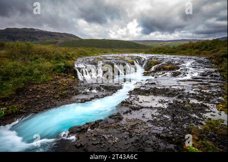 Der Wasserfall Bruarfoss in Island an einem bewölkten Tag Stockfoto