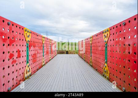 Nob End und die Meccano Bridge über den Manchester Bury Bolton Canal Stockfoto