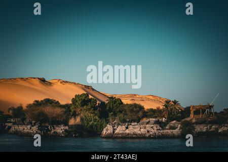 Die Dünen und der Nil zeigen Assuans ruhige Landschaft Stockfoto